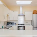 Newly Renovated 2Bd Top Floor Flat West Brompton