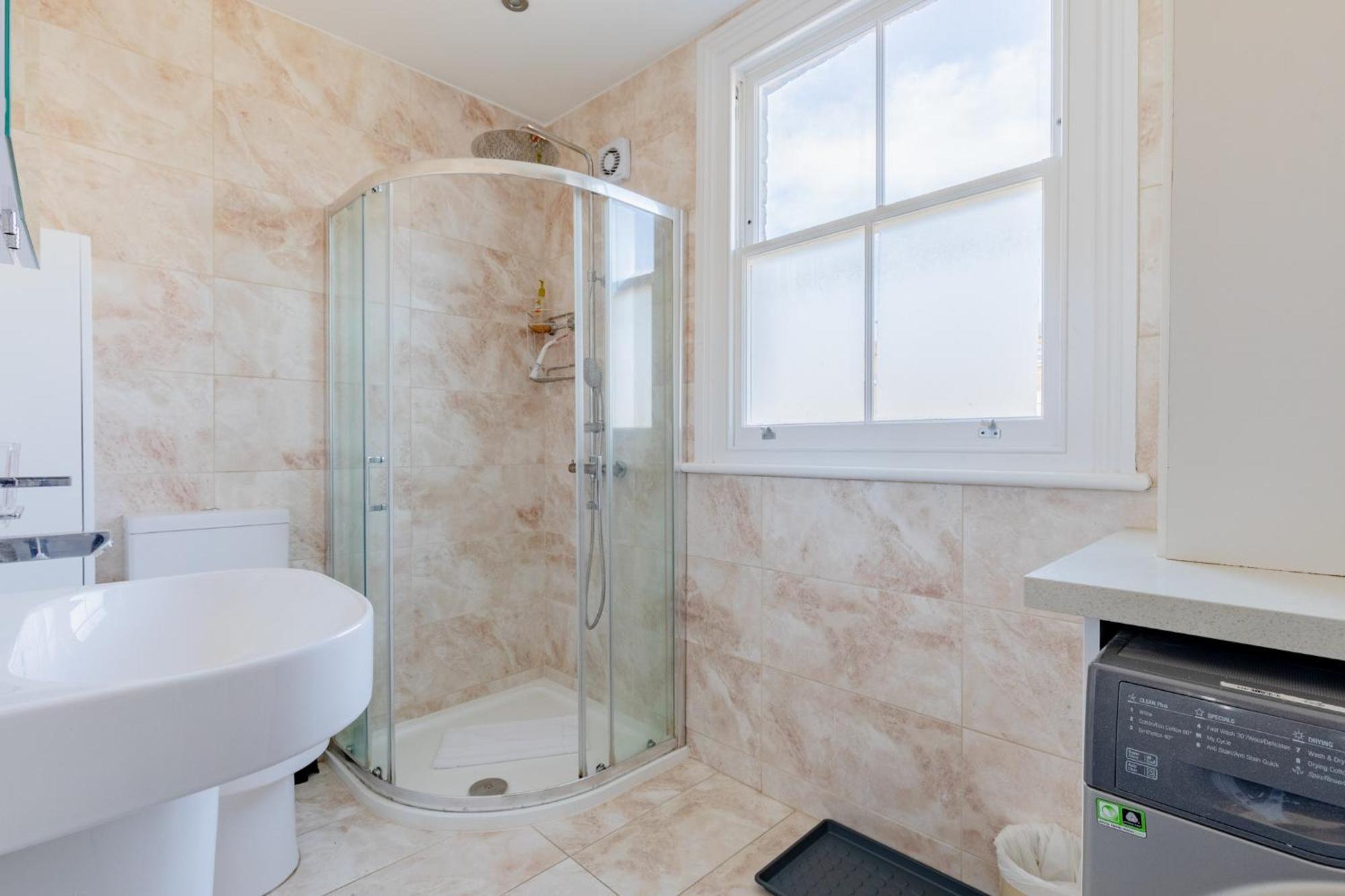 Newly Renovated 2bd Floor Flat West Brompton * Londres