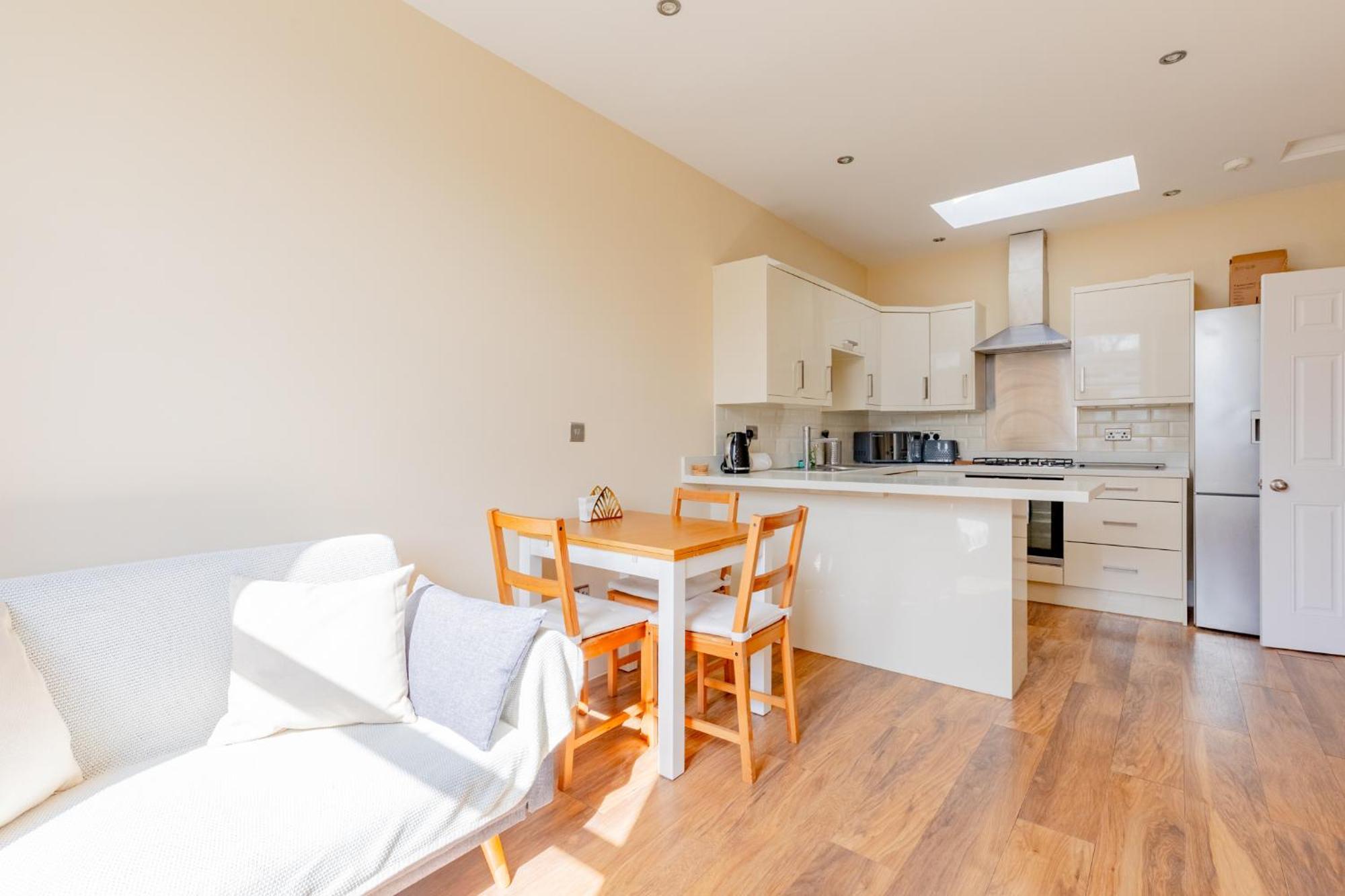Newly Renovated 2bd Floor Flat West Brompton * Londres